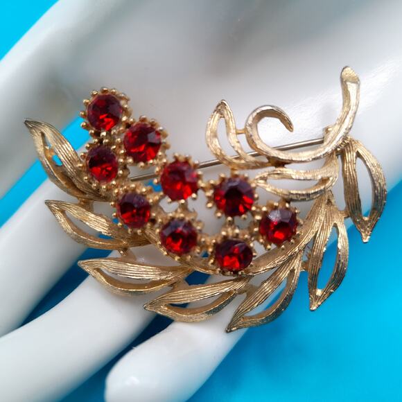 Vintage Red Rhinestone Floral Brooch, Mid-Century, Vintage Jewelry - Picture 3 of 8